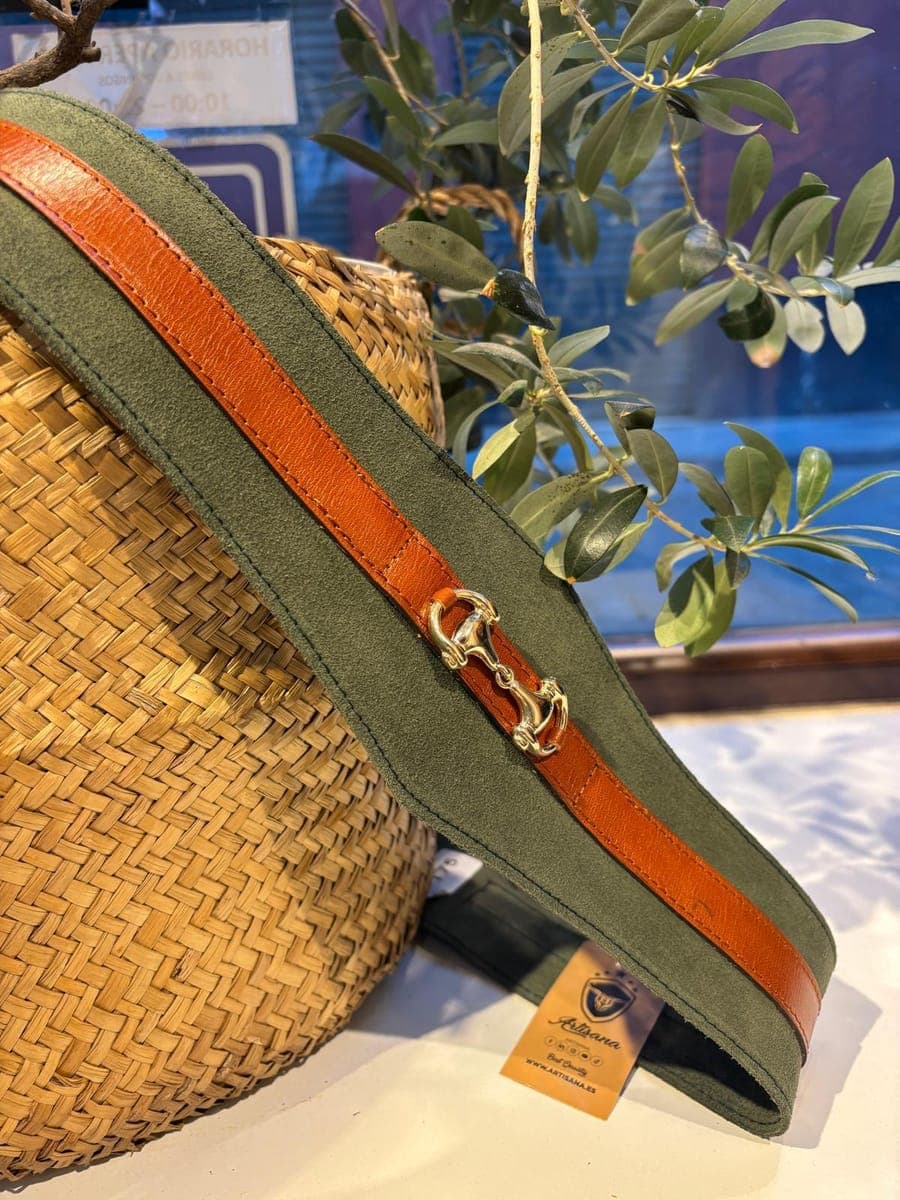 Cinturón de ante verde con franja de cuero y hebilla dorada